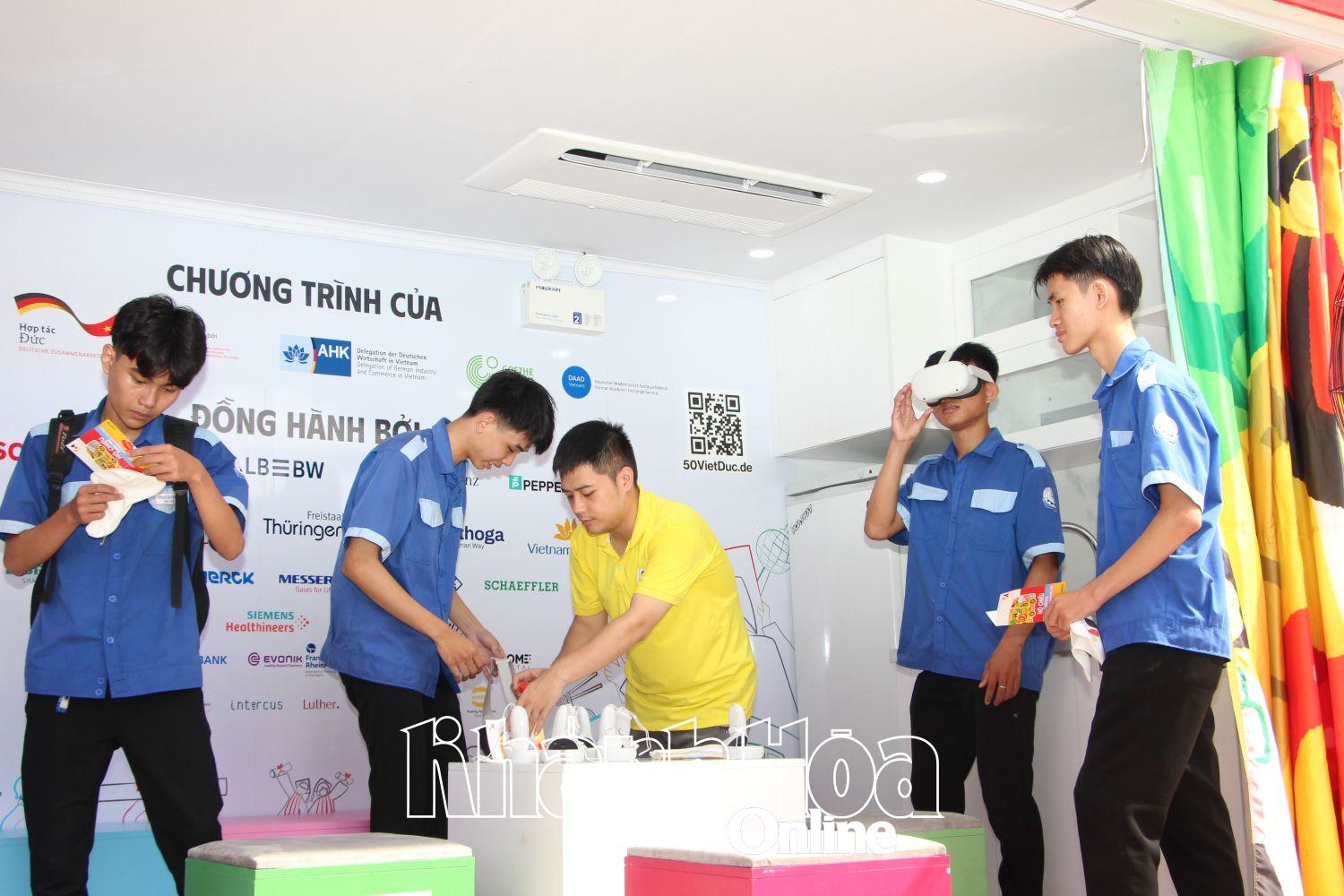 Học sinh, sinh viên trải nghiệm tại Chuyến xe hướng nghiệp Đức.