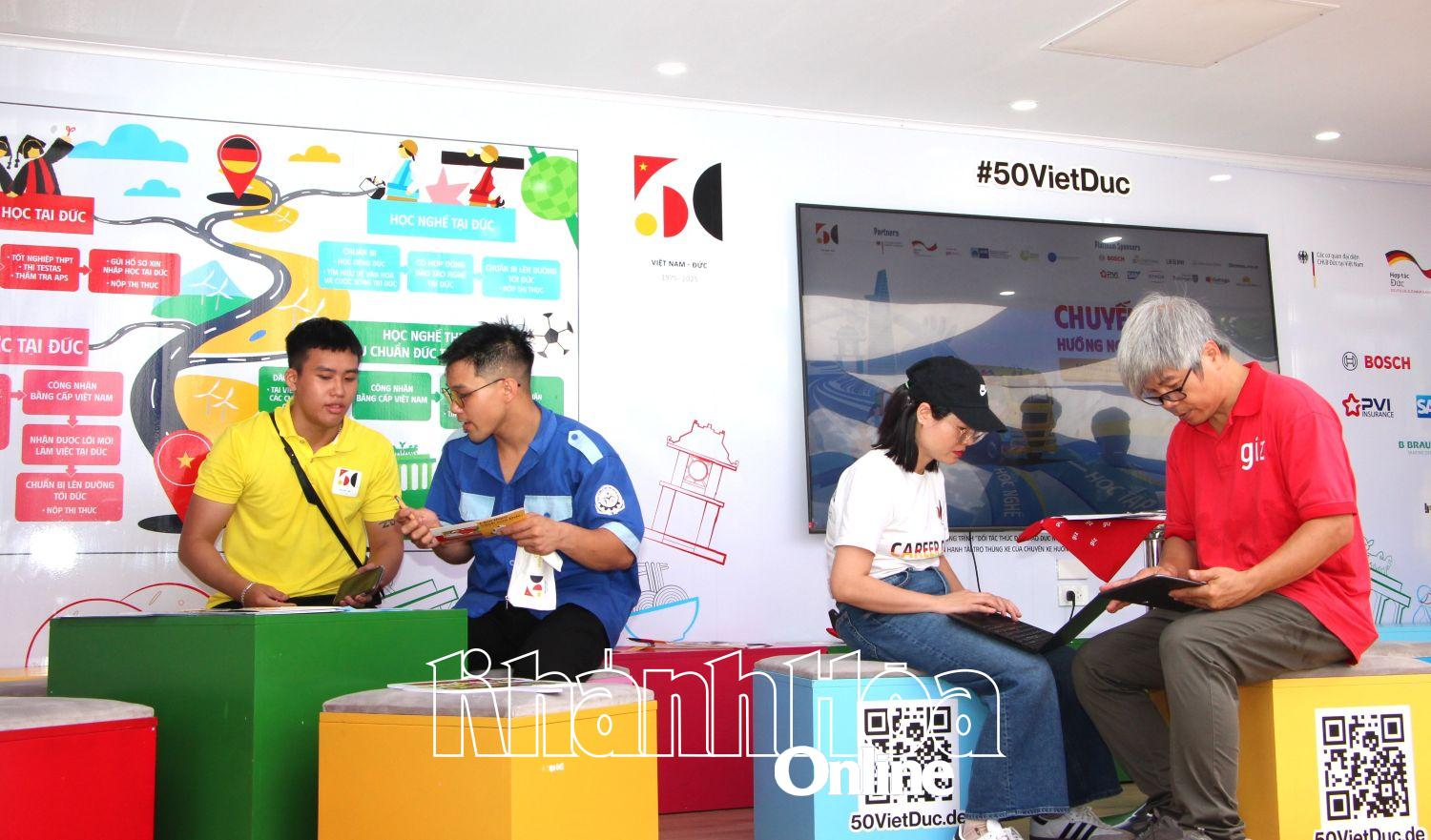 Tư vấn cho học sinh, sinh viên tại chương trình.