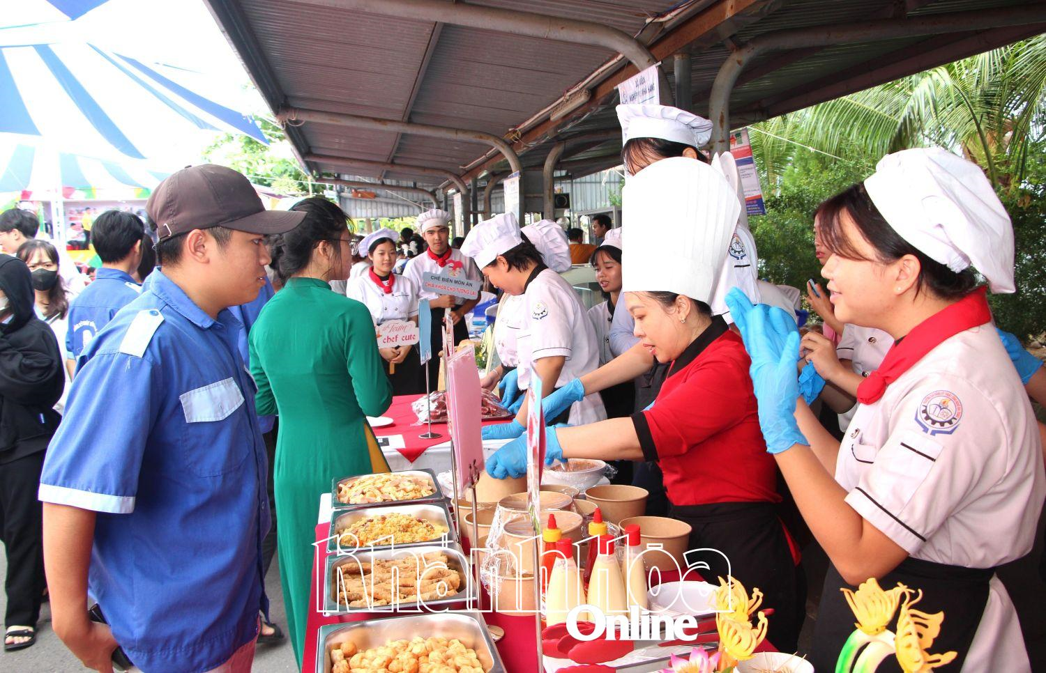 Học sinh, sinh viên trải nghiệm các gian hàng ẩm thực.
